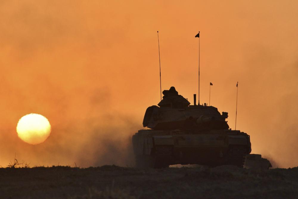 صورة التقطت أمس الجمعة، لدبابات تركية تتحرك في سيلوبي، بالقرب من بوابة هابور الحدودية مع العراق
