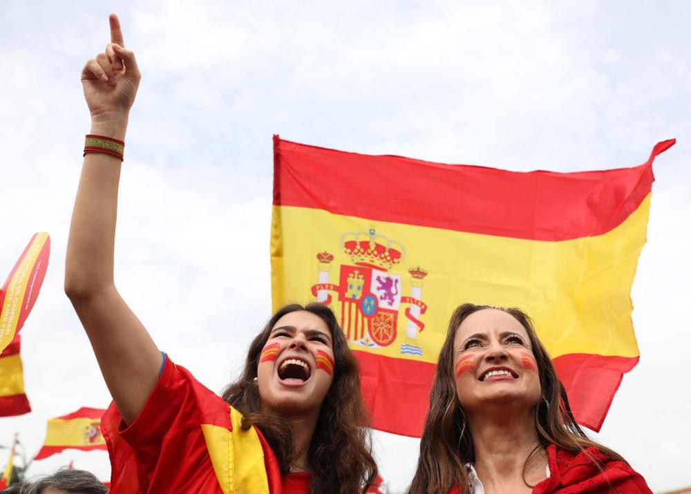 



امرأة تحمل علم إسبانيا خلال مظاهرة لصالح الدولة الموحدة قبل يوم من استفتاء استقلال كاتالونيا أمس. (رويترز)