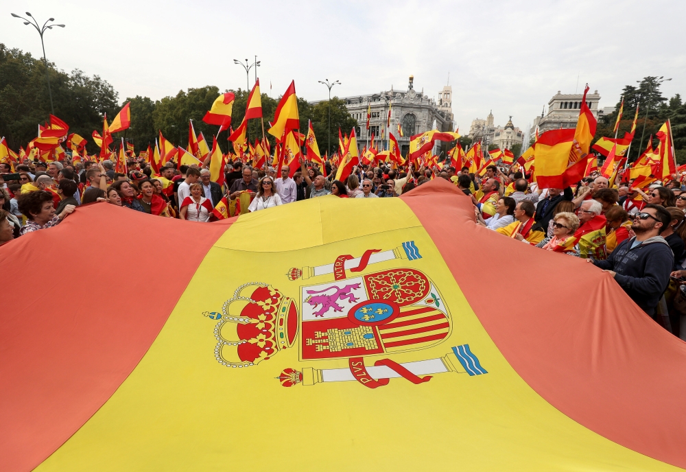 Demonstrators wave Spanish flags and shout in front of city hall during a demonstration in favor of a unified Spain a day before a banned October 1 independence referendum in Catalonia, in Madrid, Spain, September 30, 2017. REUTERS/Sergio Perez     TPX IMAGES OF THE DAY