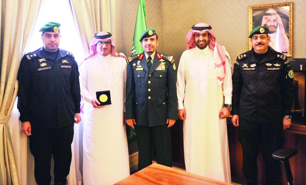 



قائد الحرس الملكي يكرم رئيس الأكاديمية السعودية للطيران. (عكاظ)