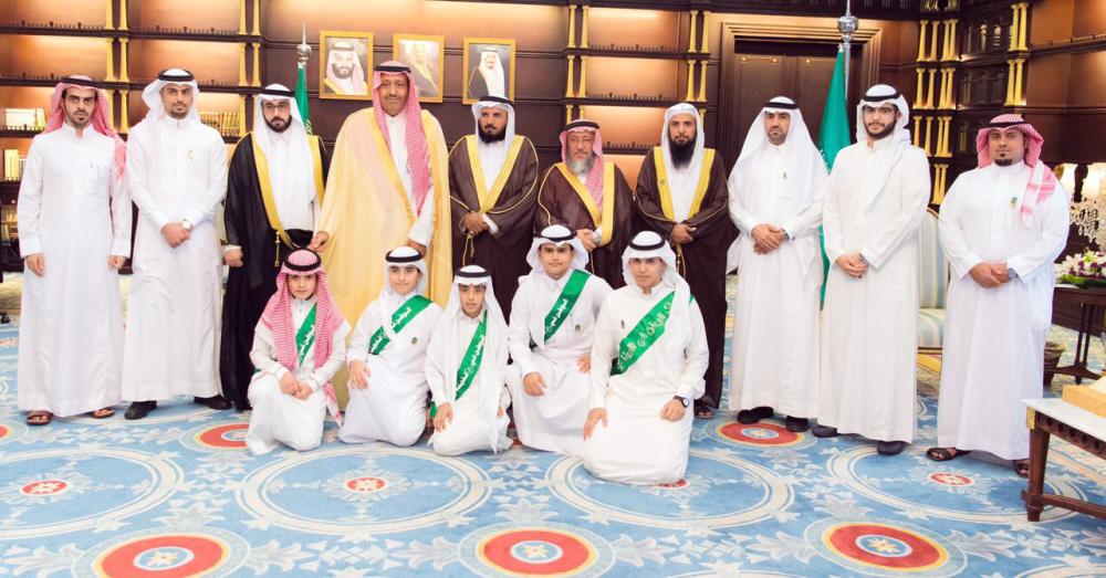 



أمير الباحة في صورة جماعية مع منسوبي المعاهد العلمية في المنطقة خلال استقبالهم أمس. (عكاظ)