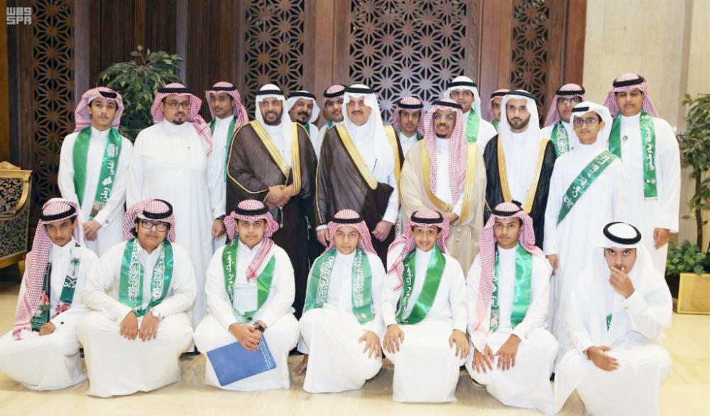 



الأمير سعود بن نايف مع الطلاب. (عكاظ)