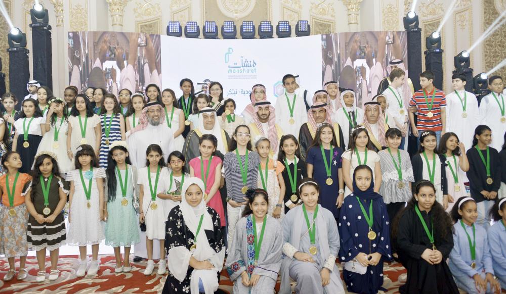 



الأمير عبدالله بن بندر مع الطلاب .