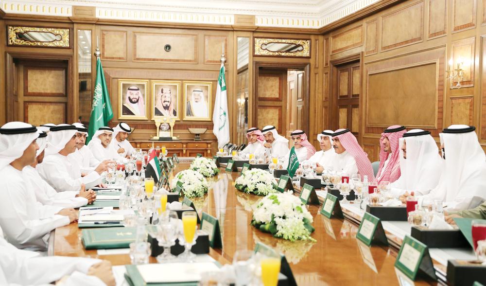 



الأمير عبدالعزيز بن سعود وسيف بن زايد خلال جلسة المباحثات. (واس)