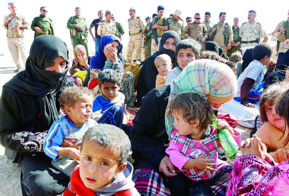 



نازحون عراقيون فروا من الحويجة عقب وصولهم إلى مخيمات اللاجئين جنوب كركوك أمس الأول. (رويترز)
