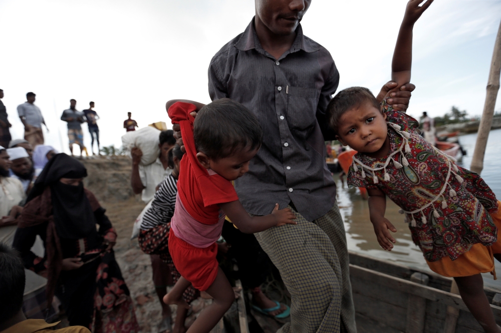 Newly arrived Rohingya refugees board a boat as they transfer to a camp in Cox's Bazar, Bangladesh, October 2, 2017. REUTERS/Cathal McNaughton