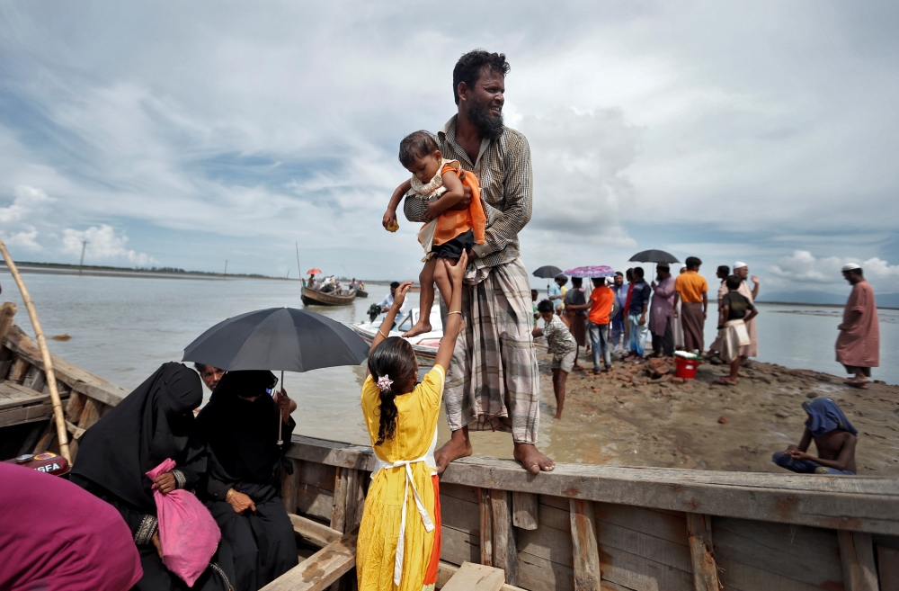 Newly arrived Rohingya refugees board a boat as they transfer to a camp in Cox's Bazar, Bangladesh, October 2, 2017. REUTERS/Cathal McNaughton