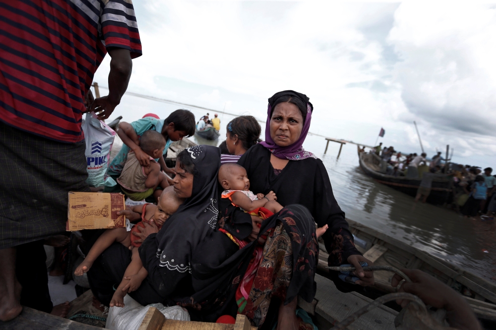 Newly arrived Rohingya refugees board a boat as they transfer to a camp in Cox's Bazar, Bangladesh, October 2, 2017. REUTERS/Cathal McNaughton