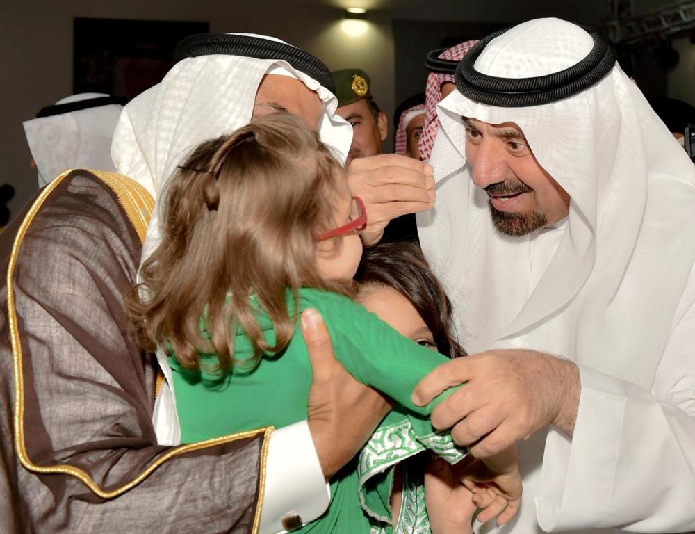 



أمير نجران يقبل طفلة في احتفالية اليوم الوطني.