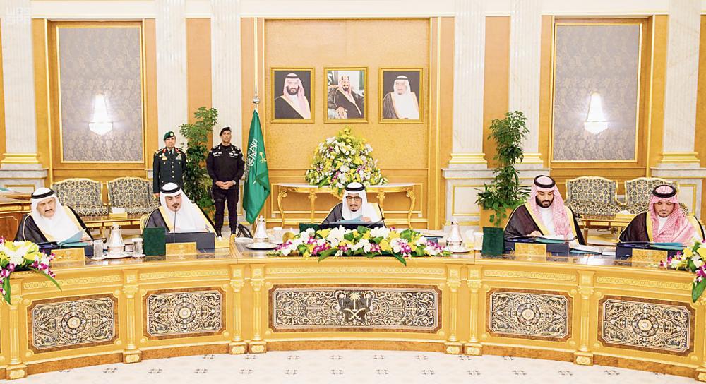 



الملك سلمان وولي العهد ووزير الداخلية في جلسة المجلس.
