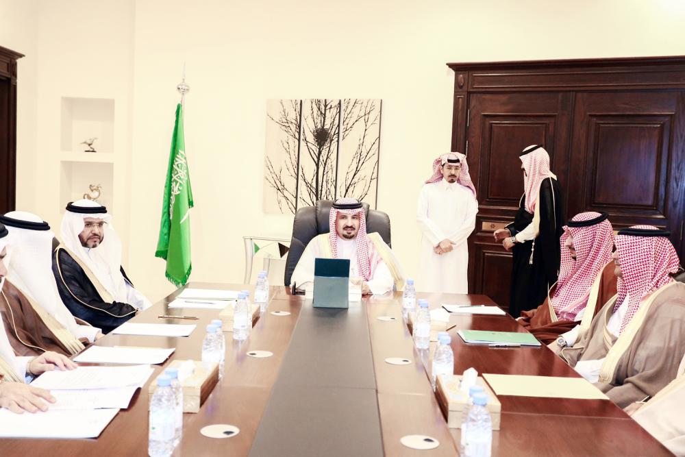 



الأمير فهد بن بدر مترئسا اجتماع الإدارات الخدمية.
