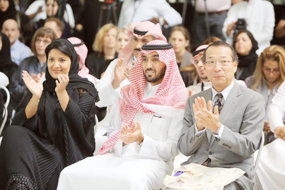



 الأمير عبدالعزيز يتوسط لأميرة ريما بنت بندر والسفير الياباني نوريهيرو أوكودا خلال فعاليات اسبوع التصميم السعودي.
