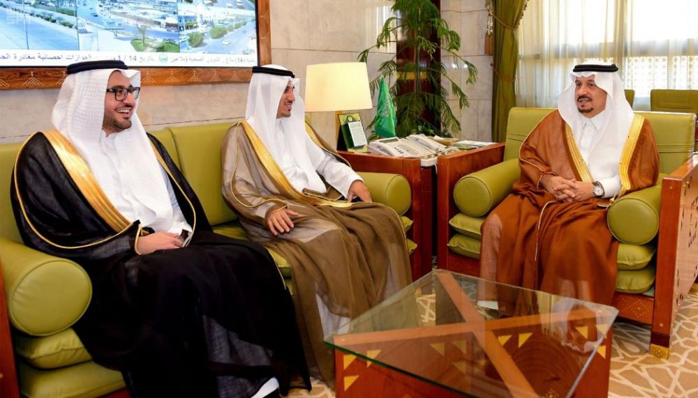 



الأمير فيصل بن بندر مستقبلا أعضاء لجنة التسويق في الغرفة التجارية. (واس)