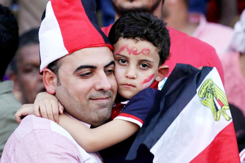 Supporters of Egypt attend the World Cup 2018 Africa qualifying football match between Egypt and Congo at the Borg al-Arab stadium in Alexandria on October 8, 2017.  / AFP / TAREK ABDEL HAMID
