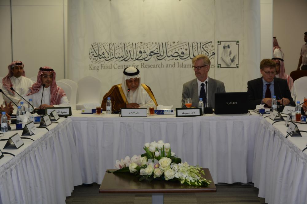 



الأمير تركي الفيصل مشاركا في حلقة النقاش. (عكاظ)