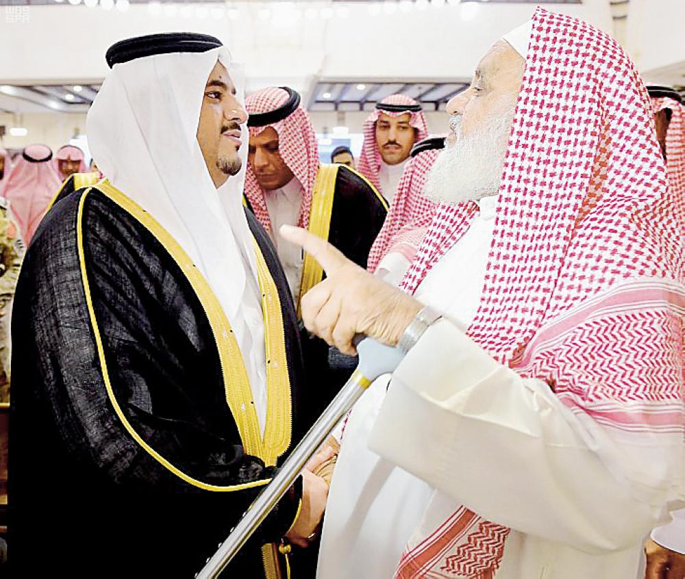 



الأمير محمد بن عبدالرحمن مواسيا ذوي الشهيد. (عكاظ)