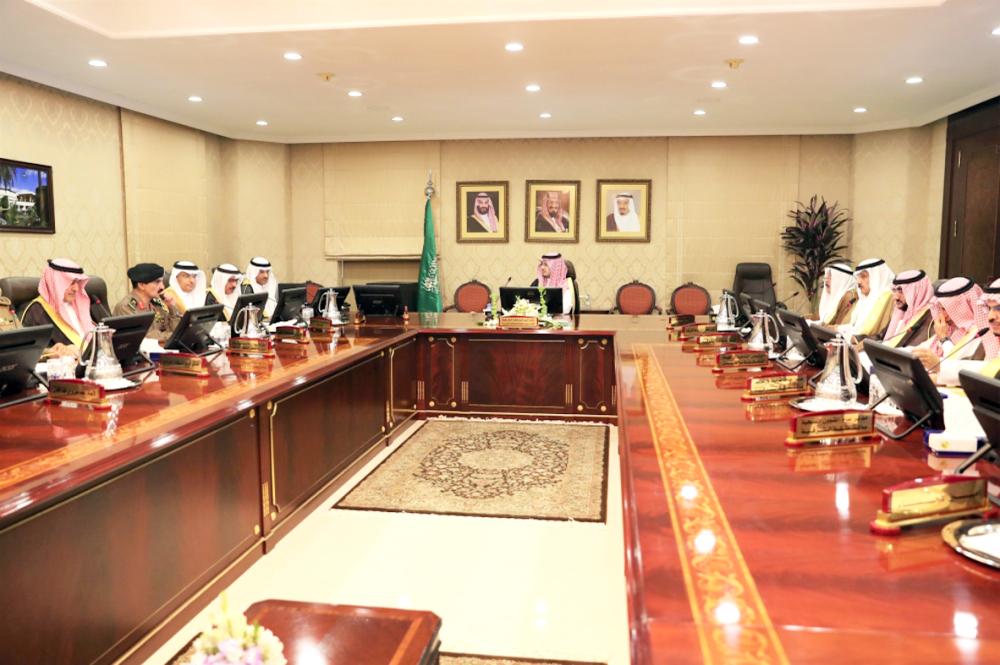 



الأمير أحمد بن فهد مترئسا اجتماع اللجنة المرورية. (عكاظ)