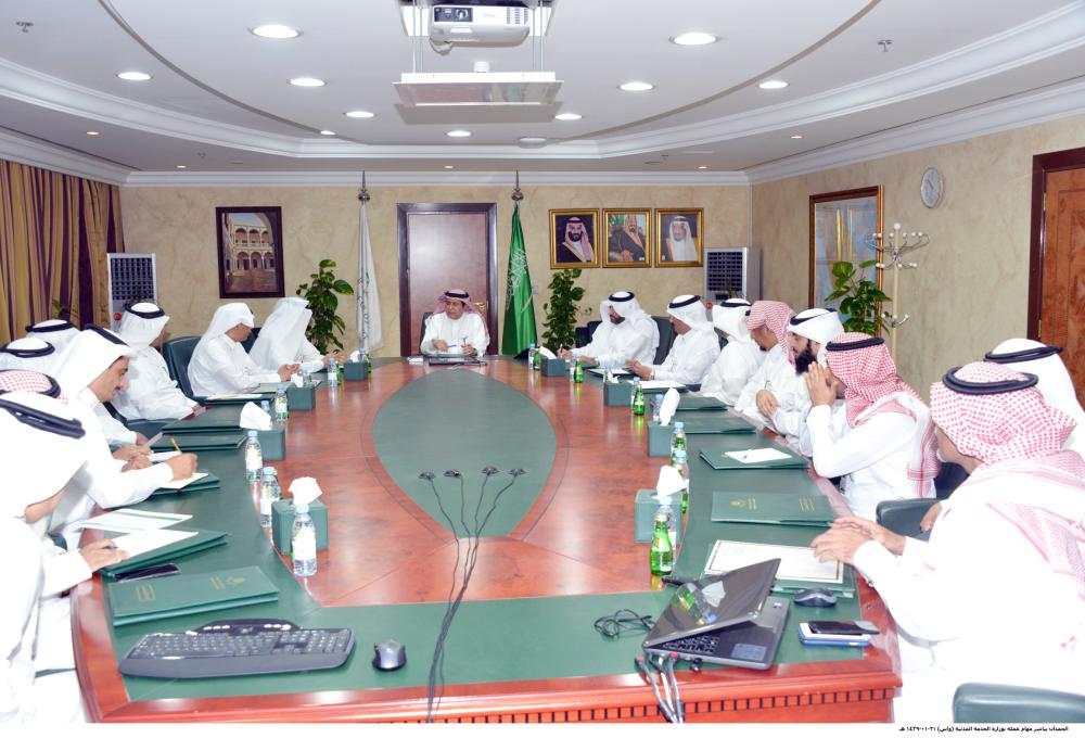 



وزير الخدمة المدنية مترئساً أول اجتماعاته أمس في الرياض. (عكاظ)