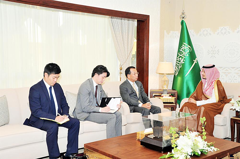 



الأمير أحمد بن فهد مستقبلا السفير الياباني. (عكاظ)