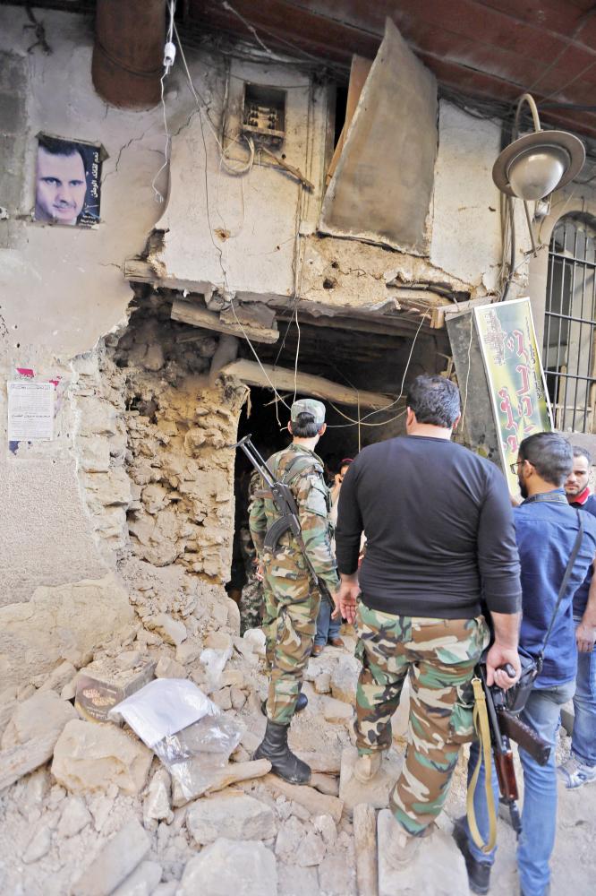 



قوات أمنية سورية تتجمع في موقع التفجير في دمشق أمس. (أ.ف.ب)