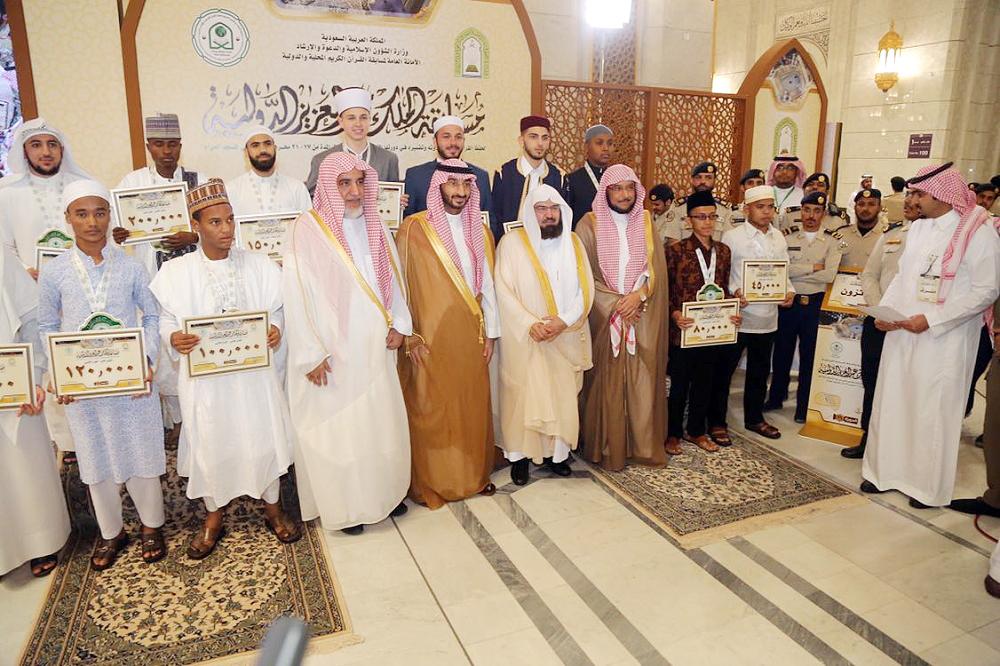 



الأمير عبدالله بندر متوسطا الفائزين بالجوائز. (تصوير: عبدالغني بشير)