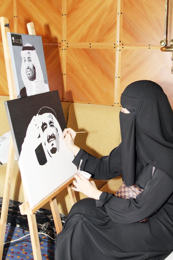 



الفنانة سناء المرتضى ترسم خلال الحفل لوحتين للملك سلمان وللأمير محمد بن سلمان.