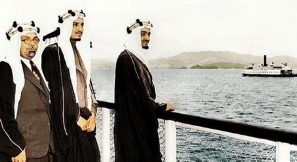 



الأميران فيصل وخالد بن عبدالعزيز وخلفهما حافظ وهبة في الباخرة التي أقلتهم إلى الولايات المتحدة عام 1943