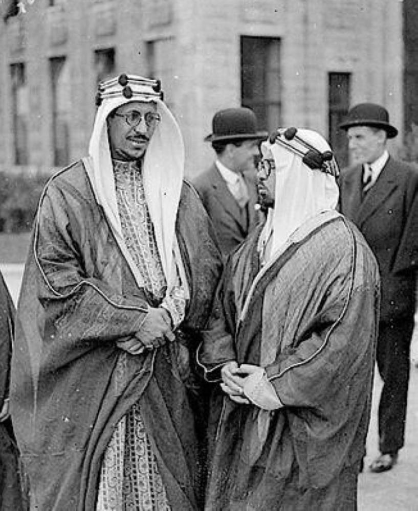 



حافظ وهبة مع ولي العهد ـ آنذاك ـ الأمير سعود بن عبدالعزيز في لندن عام 1937