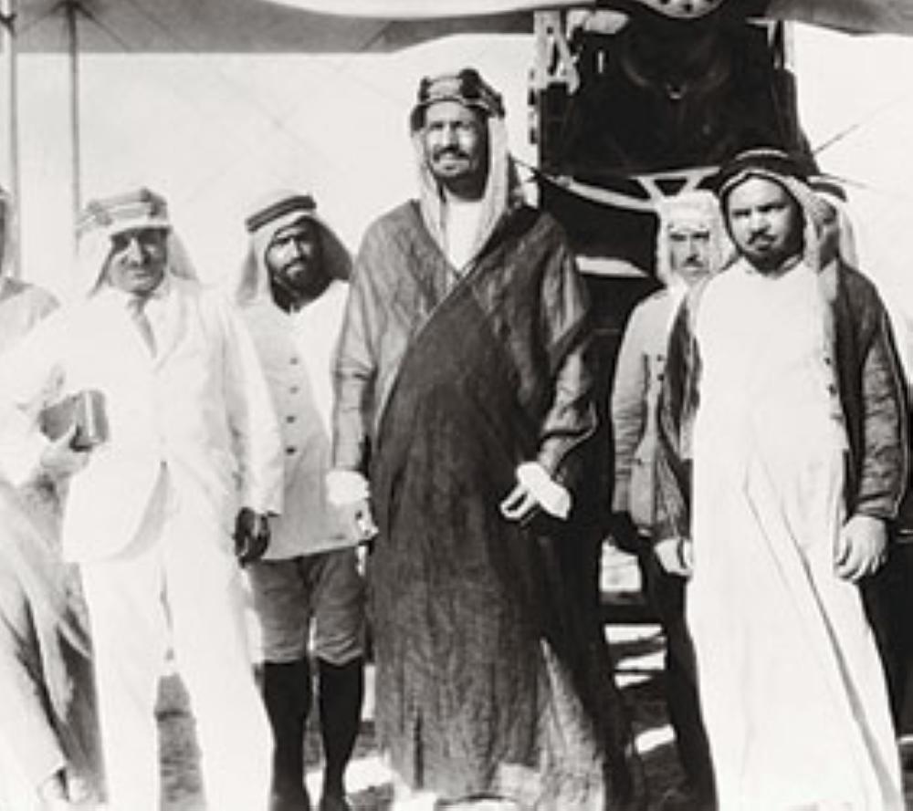 



الملك عبدالعزيز يتوسط حافظ وهبة (يمين الصورة) وأمين الريحاني عام 1928