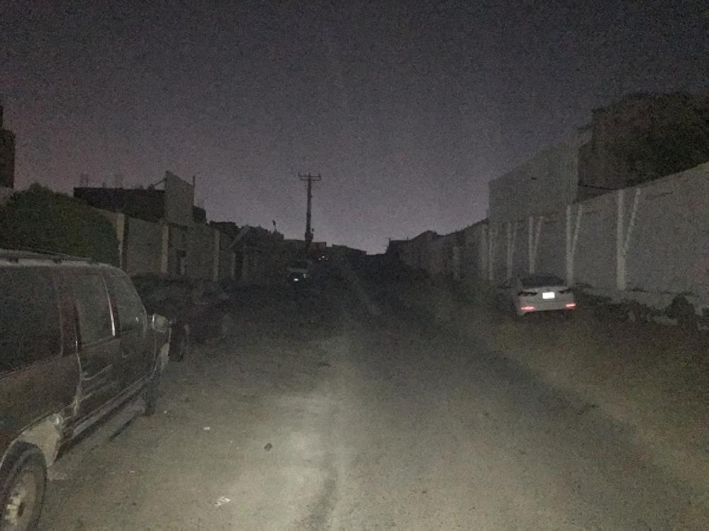 الظلام يخيم في شوارع الحرازات بعد انقطاع التيار1