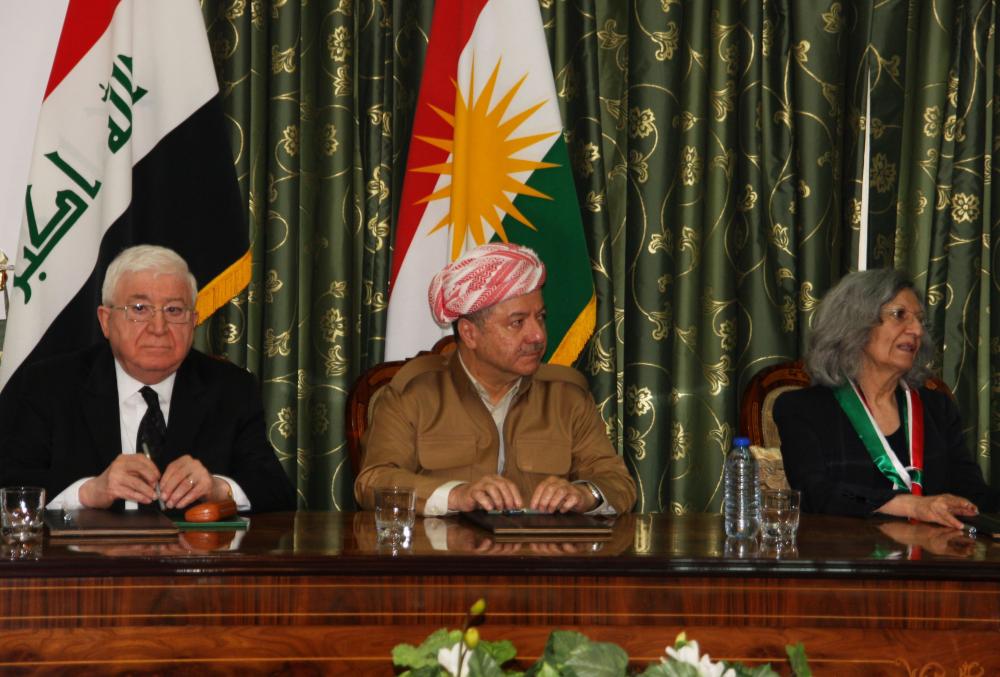 Iraqi President Fuad Masum (L) meets with Iraqi Kurdish president Massud Barzani and Hiro Ibrahim, the wife of late Iraqi president Jalal Talabani, at Talabani's house in Dokan, some 70 kilometres northwest of Sulaimaniyah.  Crisis talks made little headway in resolving an armed standoff between Kurdish and Iraqi forces in the oil-rich northern province of Kirkuk, three weeks after a contested Kurdish independence vote. / AFP / SHWAN MOHAMMED
