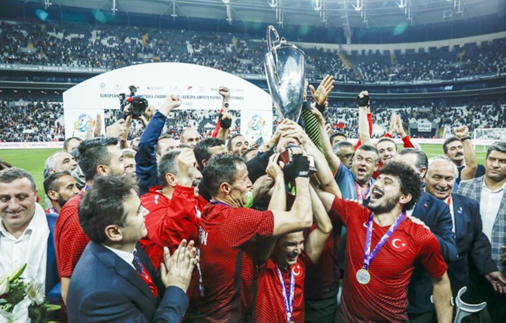 لحظة تتويج منتخب تركيا ببطولة أوروبا لكرة القدم الخاصة بمبتوري الأطراف