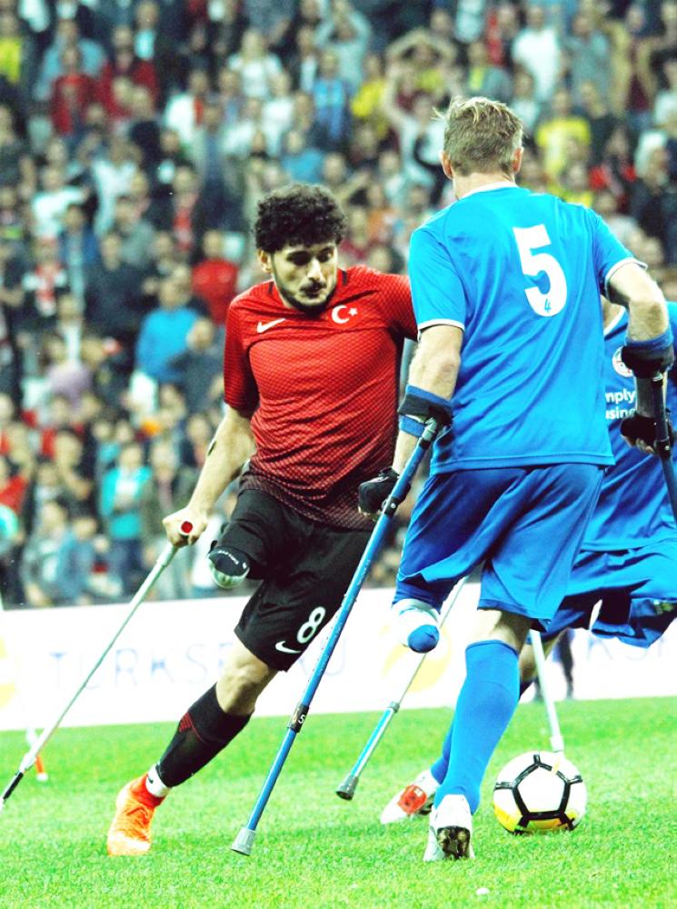 



لاعب تركي يحاول المرور من أحد لاعبي المنتخب الإنجليزي.
