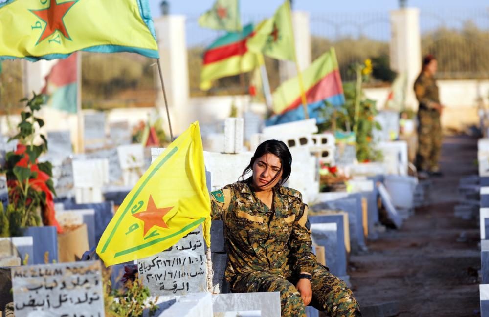 



مقاتلة من «سورية الديموقراطية» تقف على قبور رفاقها الذين قتلوا في المعارك ضد «داعش» في كوباني. (رويترز)