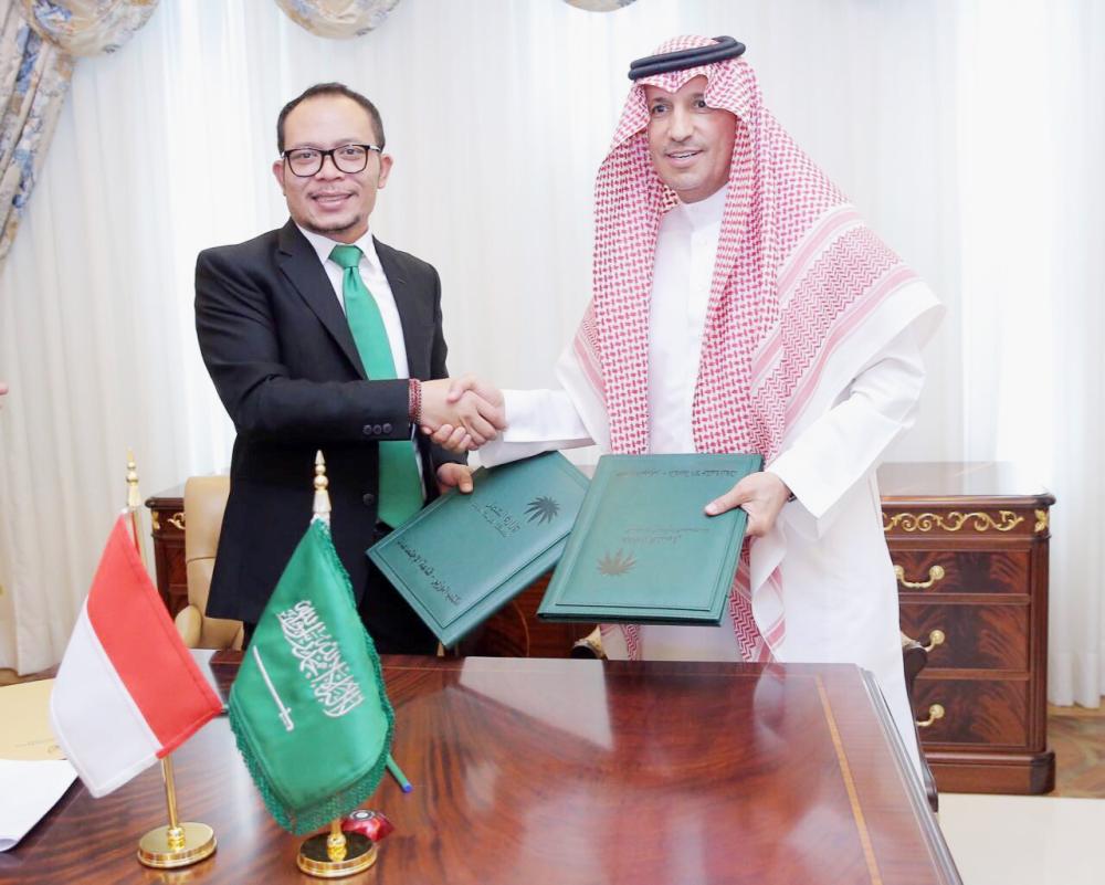 



وزيرا العمل السعودي والإندونيسي بعد التوقيع محضر الاستقدام.