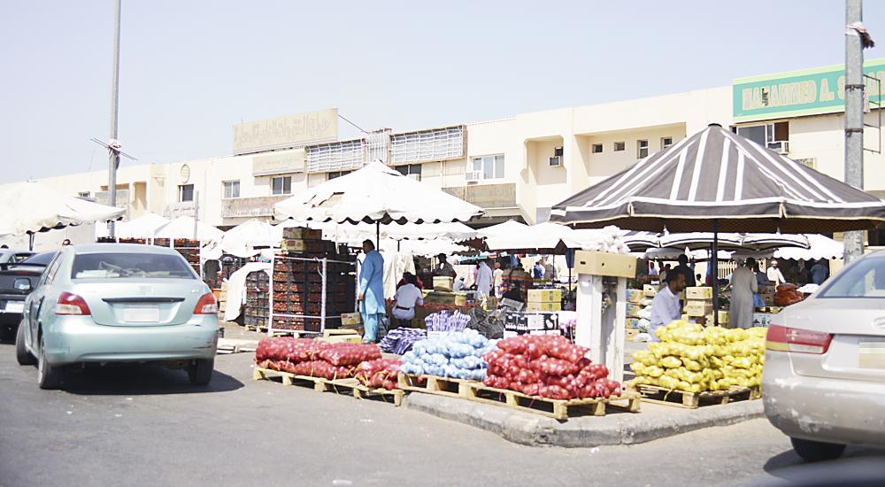 



سوق الخضار المركزية بالمدينة تعاني من سيطرة الوافدين. (تصوير: عبدالمجيد الدويني)