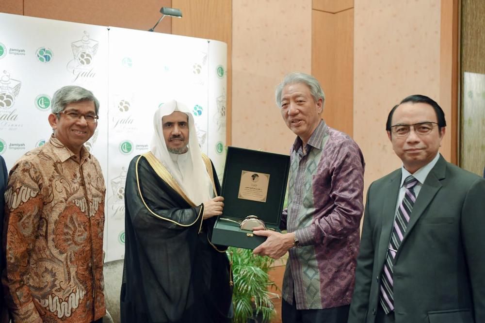 



نائب رئيس الوزراء السنغافوري يسلم العيسى الجائزة التقديرية.
