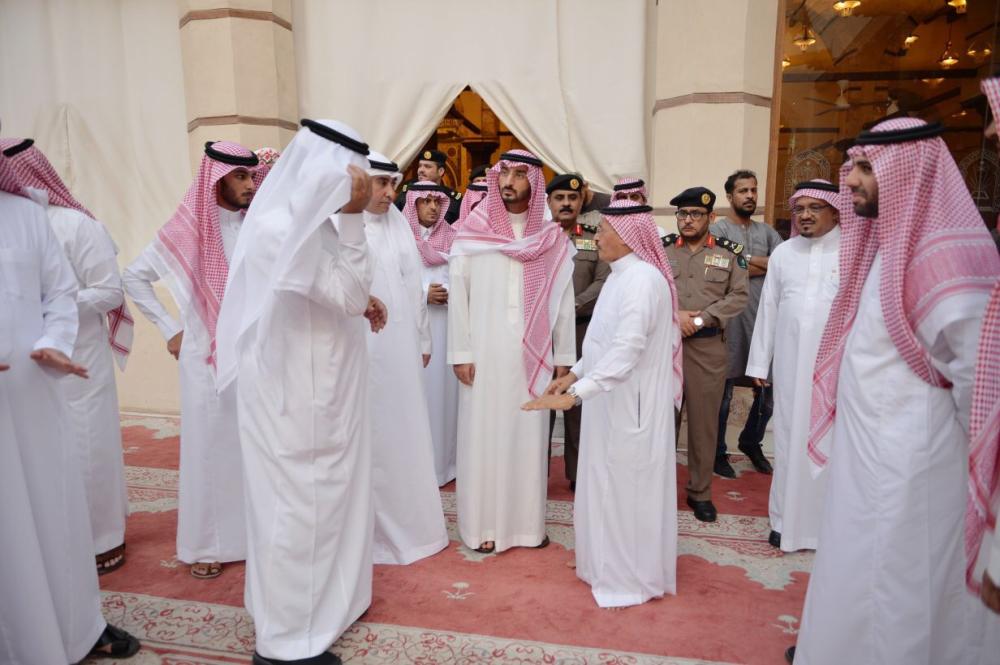 الأمير عبدالله بن بندر أثناء جولته في جدة التاريخية. (عكاظ)