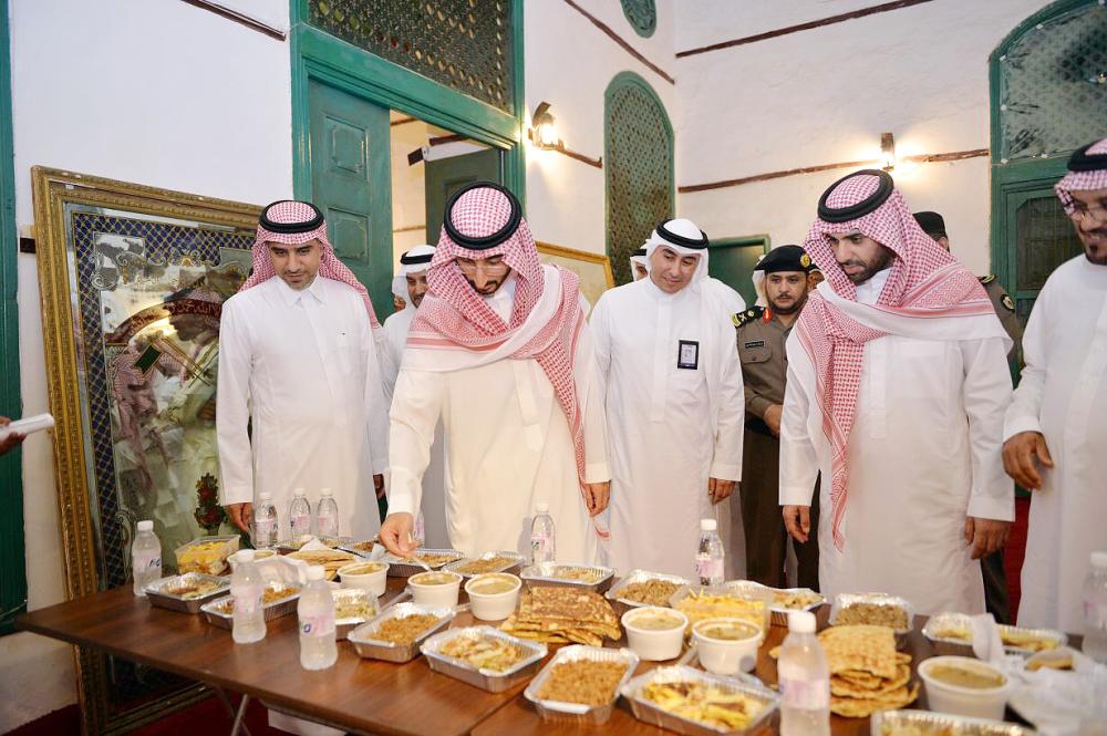 



الأمير عبدالله بن بندر يتناول مأكولات شعبية في جدة التاريخية.