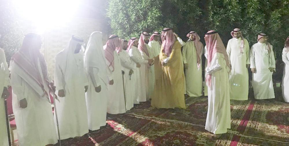 



الأمير سعود بن عبدالله بن جلوي يقدم التعازي للعقيد البسامي وأسرته.
