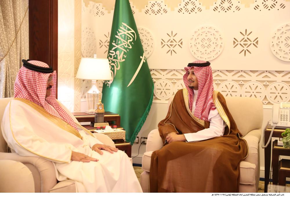 



الأمير أحمد بن فهد مستقبلا السفير البحريني أمس. (واس)