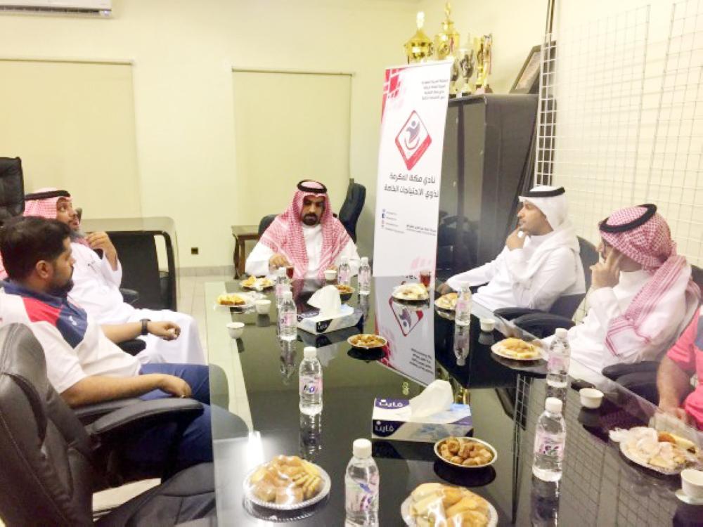 



الزامل يجتمع مع إدارة نادي مكة لذوي الاحتياجات الخاصة. (عكاظ)
