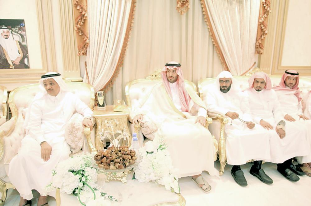 



الأمير عبدالعزيز بن فيصل معزيا ذوي الفقيد.(عكاظ)