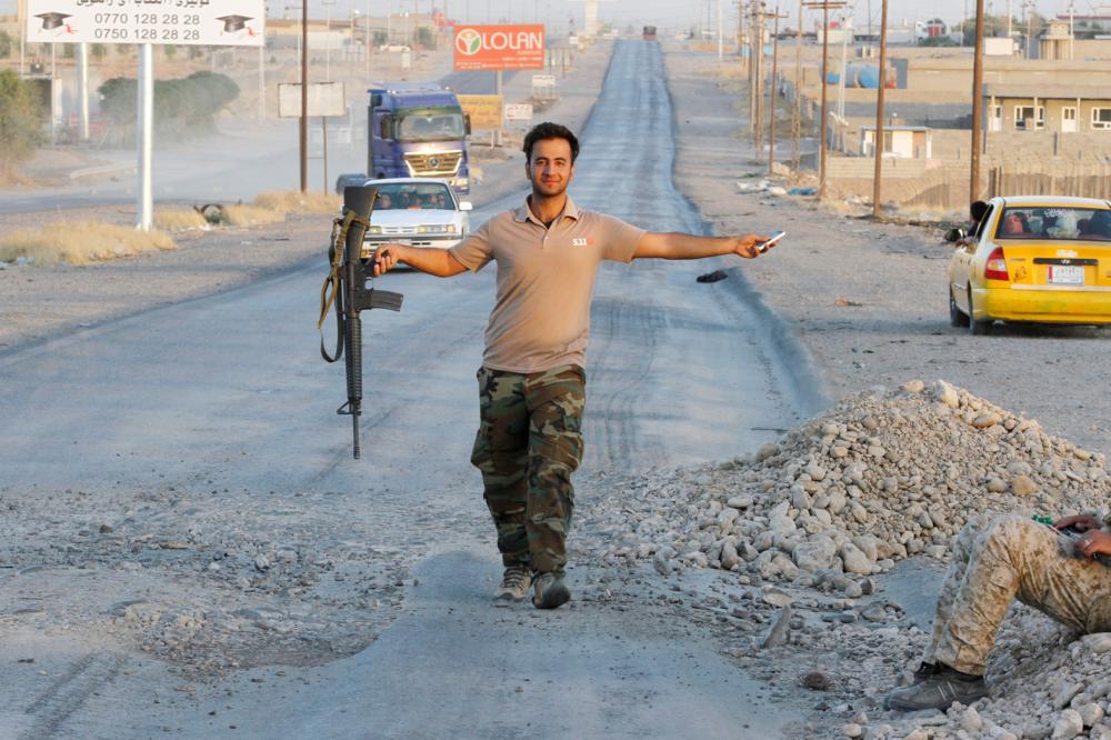 A member of the Kurdish Peshmerga fighters gestures, north of Kirkuk, Iraq October 19, 2017. REUTERS/Ako Rasheed