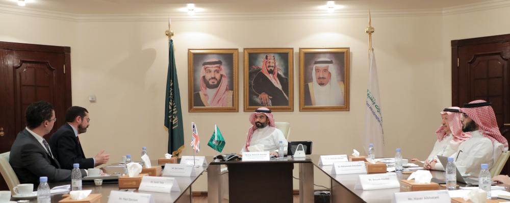 



الوزير السواحة مستقبلا سفير الأمن الإلكتروني البريطاني والوفد المرافق له في الرياض. (عكاظ)