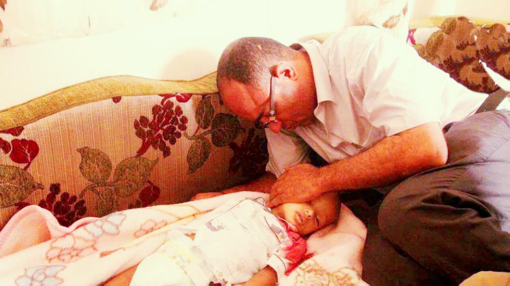 يمني يودع طفلته التي قتلتها الميليشيات الانقلابية في تعز قنصاً.(متداولة)