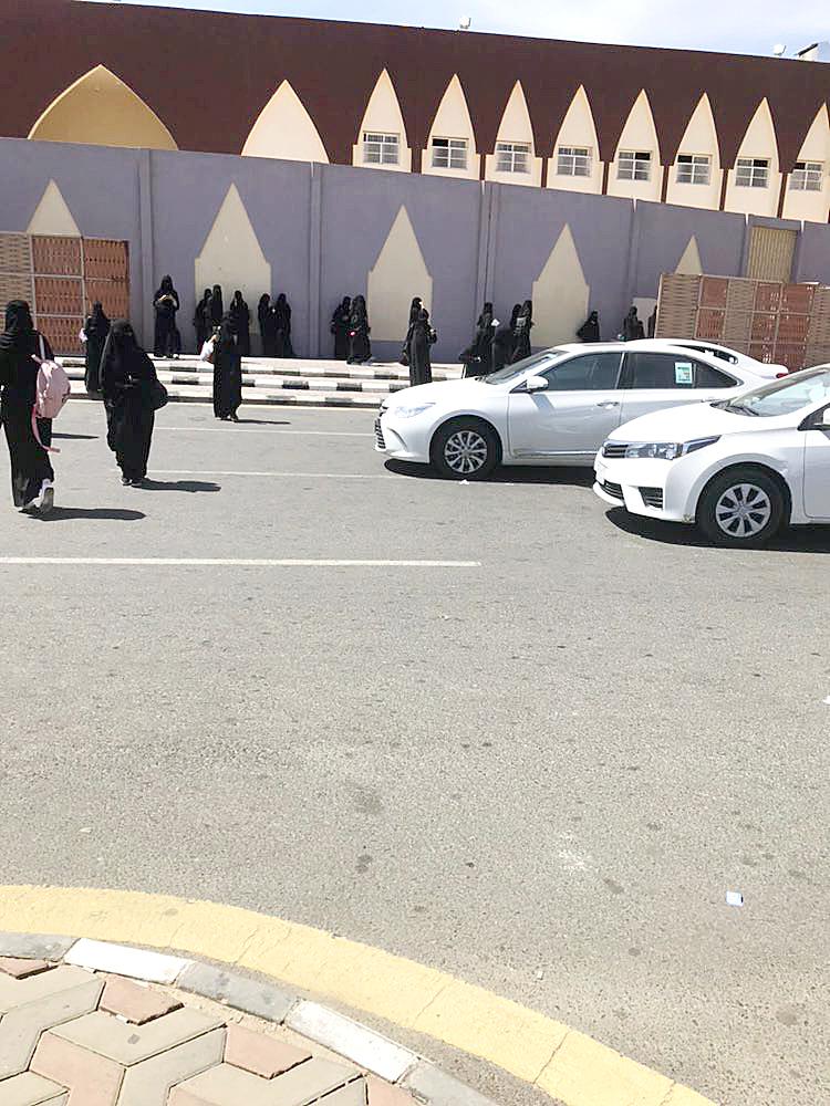 





طالبات في مدخل جامعة الطائف. (عكاظ)