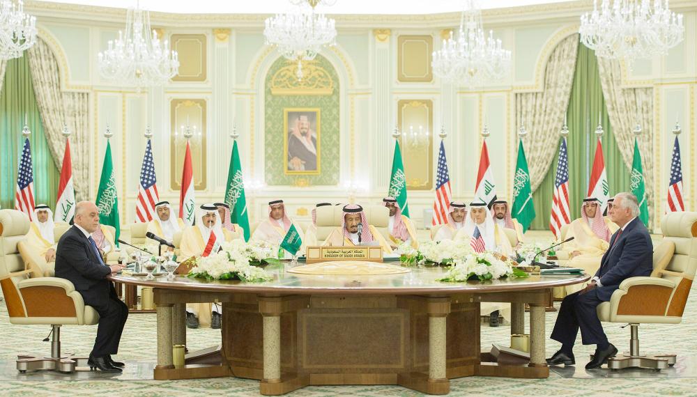 



الملك سلمان مفتتحا أول اجتماع لمجلس التنسيق السعودي العراقي بمشاركة العبادي، وحضور تيلرسون أمس في الرياض. (واس)