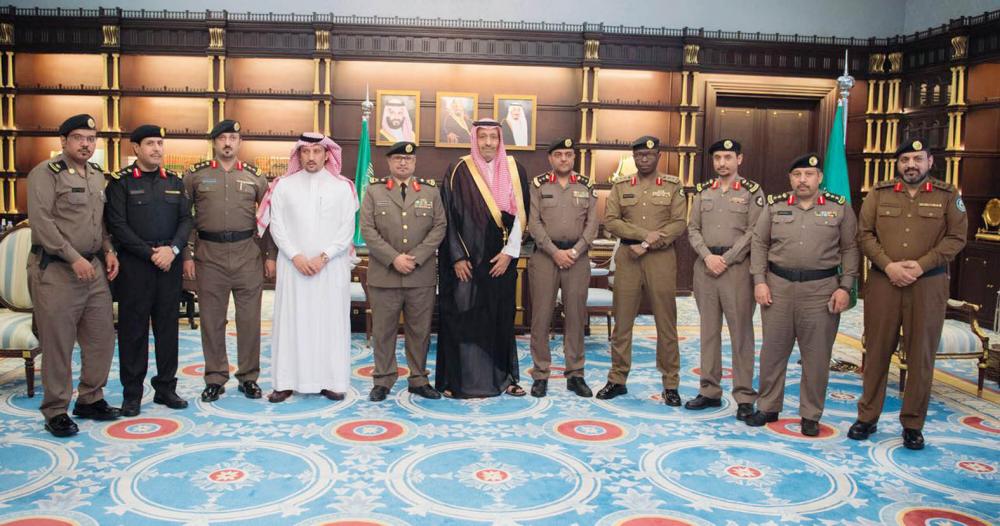 



أمير الباحة مع القيادات الأمنية. (عكاظ)