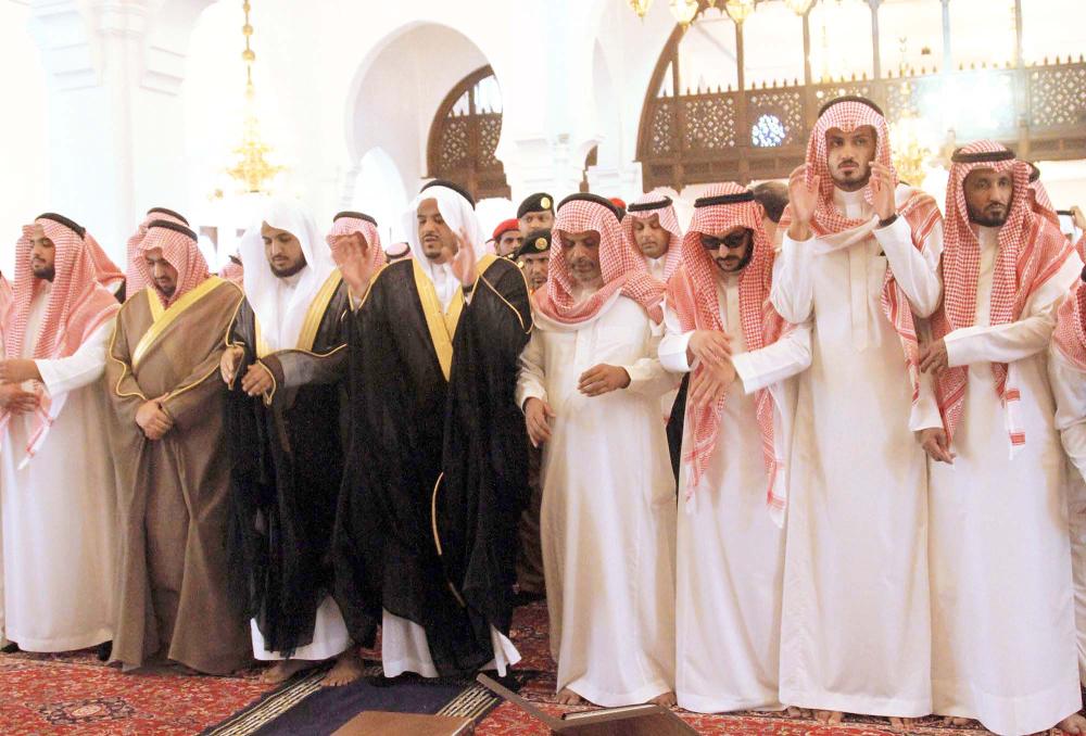 





نائب أمير الرياض يتقدم المصلين على المطيري.